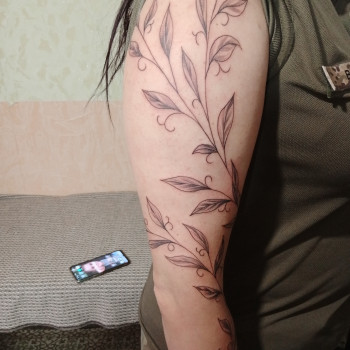 на руке, ветка