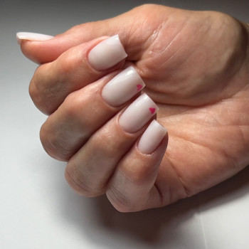 молочный маникюр, маникюр с сердечками