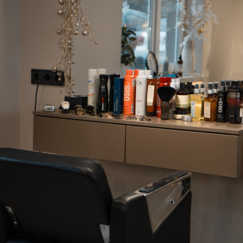 Робоче місце для проведення найкомфортніших процедур по укладках, стрижках як чоловічих та жіночих,...