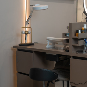 Неймовірно зручне та комфортне місце для проведення процедур по догляду за нігтиками, манікюр, покри...