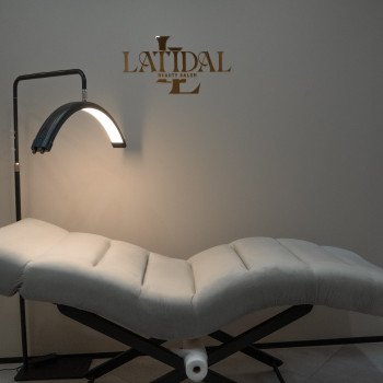 Робоче місце майстрів перманентного макіяжу, нарощення вій, ламінування вій обладнане зручною кушетк...