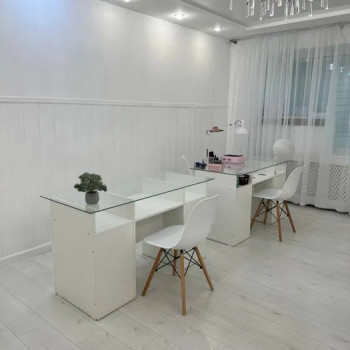 Місце під манікюр
                    Лікар-косметолог Филипп Київ