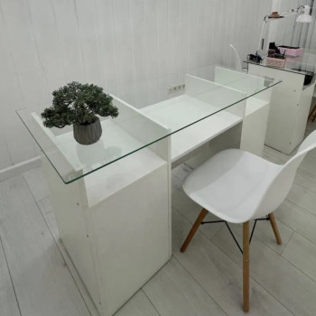 Місце під манікюр
                    Лікар-косметолог Филипп Київ