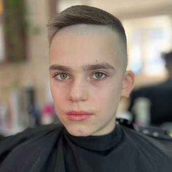 Чоловіча стрижка
                    Салон краси Bonjour Львів