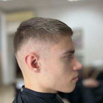 Чоловіча стрижка
                    Салон краси Bonjour Львів