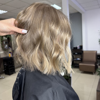 Фарбування волосся стрижка