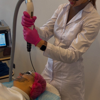 Карбоновий пілінг ефективно очищає пори, зменшує забруднення та надлишковий себум, покращує текстуру...