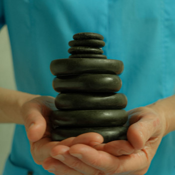 Стоун терапія - це масаж гарячим камінням вулканічного походження. Розслабляє, зігріває як окрема пр...