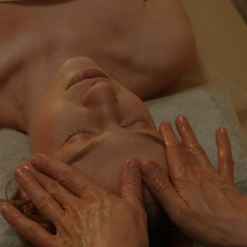 Масаж обличчя – це ефективний спосіб покращити стан шкіри, зняти напруження м’язів і запобігти перед...