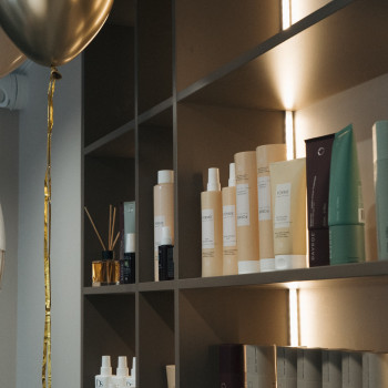 На наших полицях Ви можете придбати косметику по догляду за волоссям преміум класу.