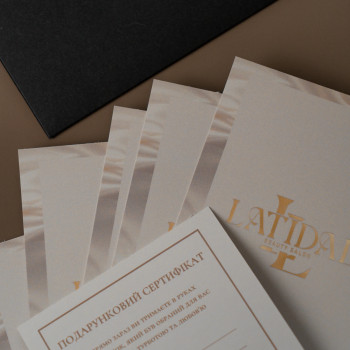 У нашому салоні можна придбати подарунковий сертифікат на будь яку суму та будь яку процедуру.