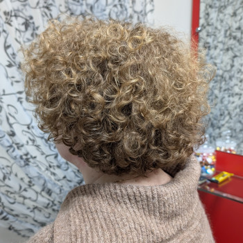 Біозавивка тонкого, фарбованого волосся