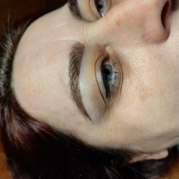 Брови і міжвійка перед корекцією