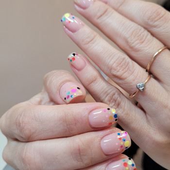 нюдовий манікюр, манікюр у горошок