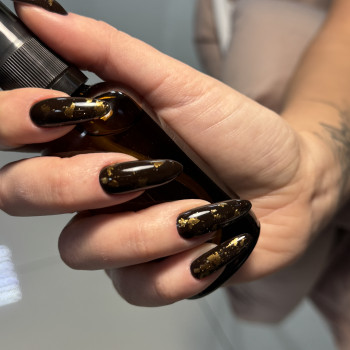 Черный маникюр с золотом, фото - Салон красоты Nelson's
