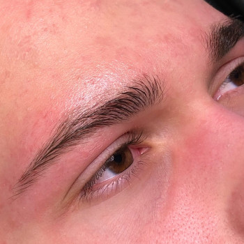 Чоловіча корекція брів