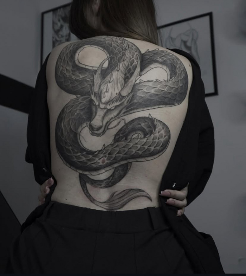 Женские черно-белые на спине, фото - Тату салон Black ton tattoo