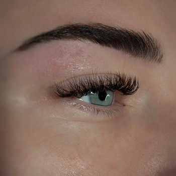 Нарощування вій
Корекція та фарбування брів