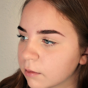 Корекція та фарбування брів