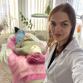 Я спеціалізуюсь на догляді за підлітковою шкірою, допомагаючи вирішувати проблеми, такі як акне, жир...