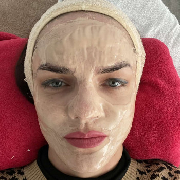 Біоензимна терапія (ферментотерапія) ефективно очищає шкіру від відмерлих клітин, покращує обмінні п...