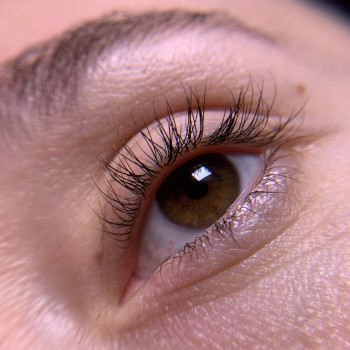 До: Вії сплутані від природи
Запит на вирівнювання та гарний, яскравий завиток.