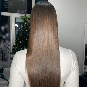 Кератинове вирівнювання волосся