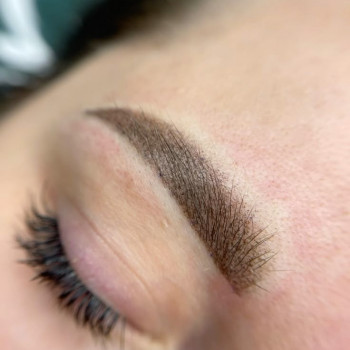 Перманентний макіяж брови.