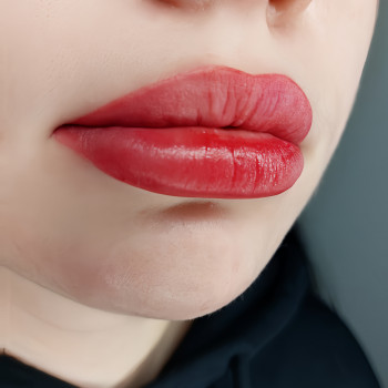 Перманентний макіяж губи. Колір та насиченость підбирається індивідуально.