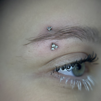 Прокол брови