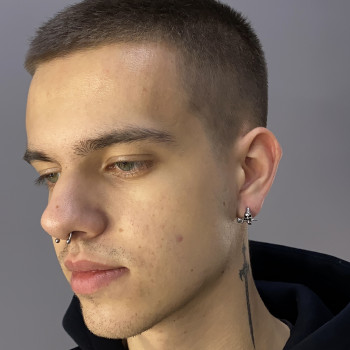 Чоловічий пірсинг мочки
Прокол загоєний