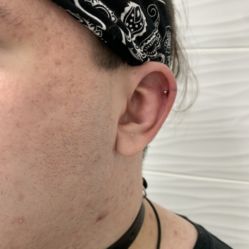 Прокол хряща вуха Хелікс