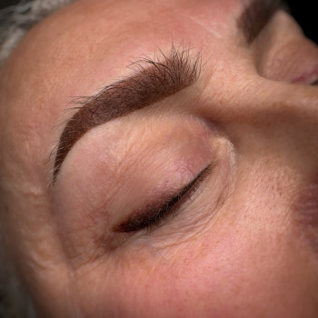 Перманентний макіяж брів та стрілки