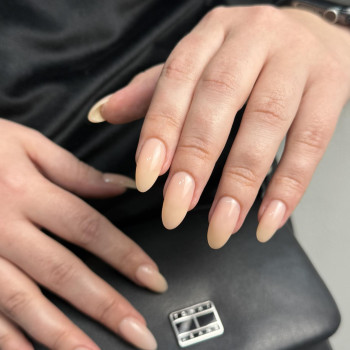 Манікюр зі зняттям та покриттям
                    Салон красоты Fargo Киев