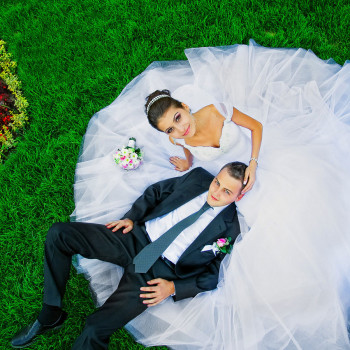 Моложены отдыхают на травке