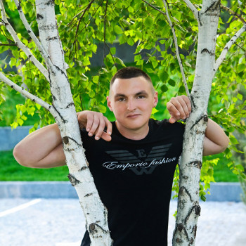 Парень в берёзах