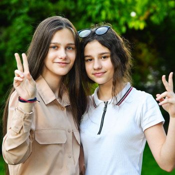 Две подружки