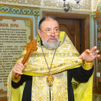 Батюшка с крестом