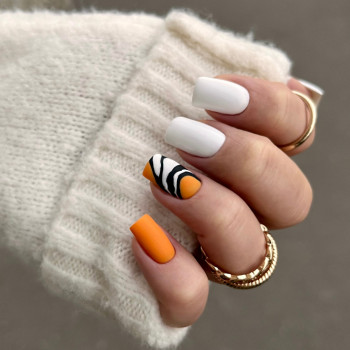 Покрытие ногтей обычным лаком
                    Ногтевая студия ManikBeauty Харьков