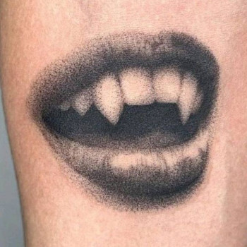 Тату вампир губы, фото - Тату мастер Анна Повидиш