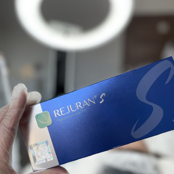 Робота зі слідами постакне Rejuran S

   