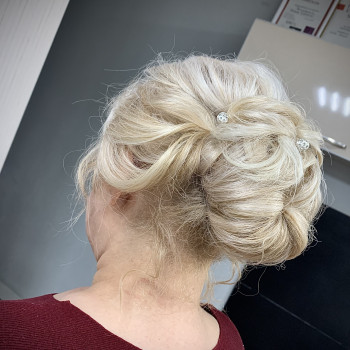 Вечірні зачіски
                    Перукар-візажист Елена Харків