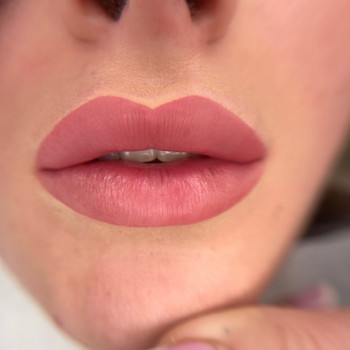 Перманентний макіяж губ