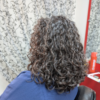 Прикоренева біозавивка натурального густого волосся