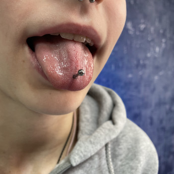 Пірсинг язику