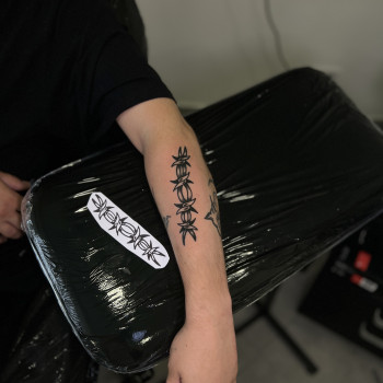 Тату на руці колючий дріт, фото - Тату майстер Ірина Литвин