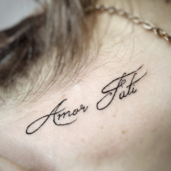 Тату на шиї напис amor fati, фото -  