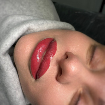 перманент губ одразу після процедури.