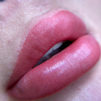 Перманентный макияж губ (Помадный эффект)
                    Мастер перманентного макияжа Ирина Киев