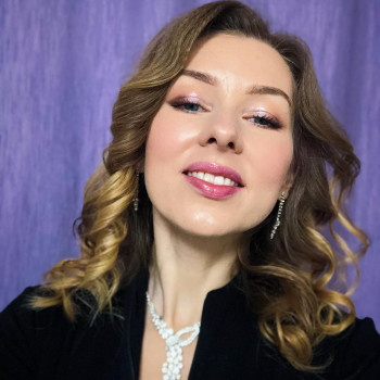 Класичний макіяж і локони для 